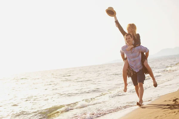 Ragazzo Portando Donna Sulla Schiena Spiaggia — Foto Stock