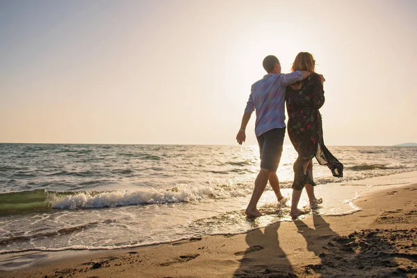 Uomo Donna Che Camminano Sulla Riva Del Mare Tramonto Vista — Foto Stock