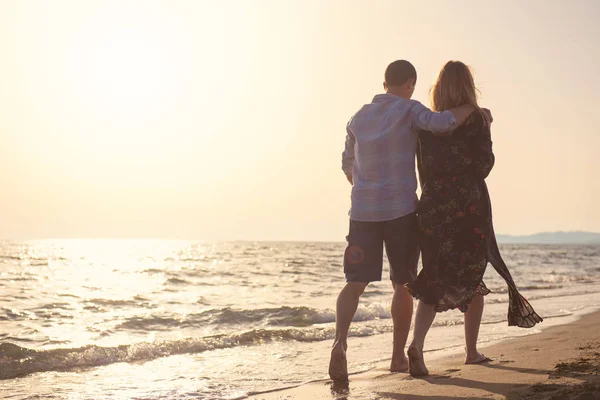 Uomo Donna Che Camminano Sulla Riva Del Mare Tramonto Vista — Foto Stock