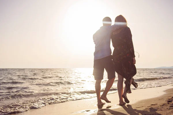 Feliz Pareja Amor Caminando Largo Costa Atardecer — Foto de Stock