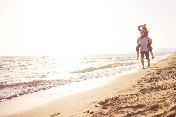 Хлопець Носить Жінку Спині Пляжі — стокове фото