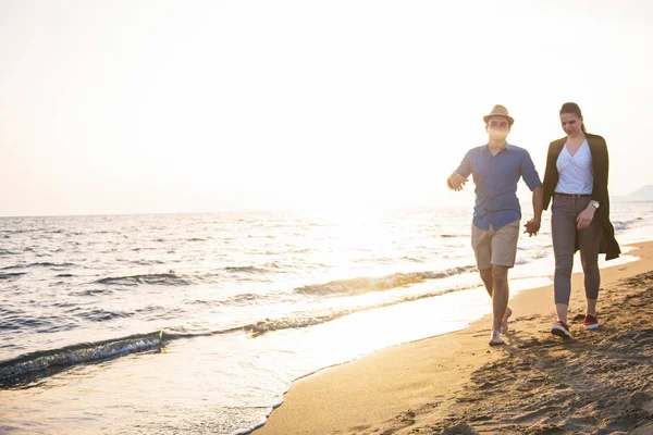 Happy Love Couple Walking Ocean Coast Sunset — Stock Photo, Image