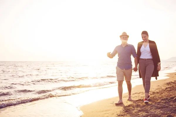 Happy Love Couple Walking Ocean Coast Sunset — Stock Photo, Image