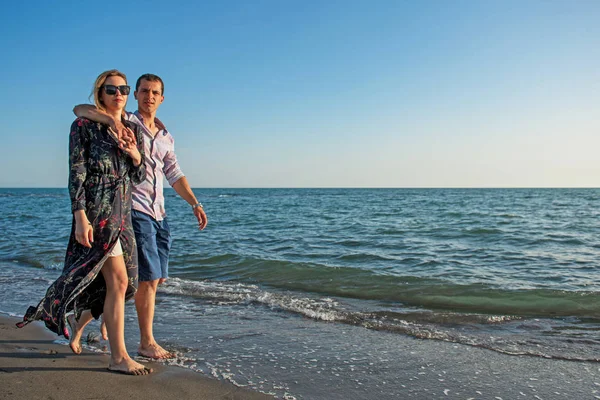 Felice Amore Coppia Piedi Lungo Costa Dell Oceano — Foto Stock