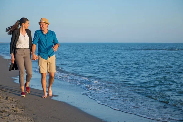 Felice Amore Coppia Piedi Lungo Costa Dell Oceano — Foto Stock