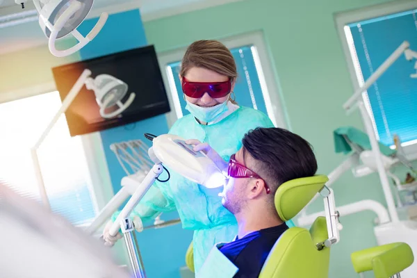 Odontóloga Paciente Masculino Consulta Odontológica —  Fotos de Stock