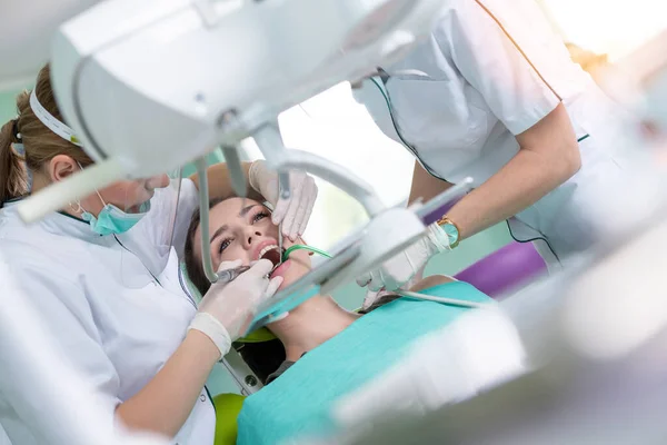 Dentistas Paciente Joven Consultorio Odontológico —  Fotos de Stock