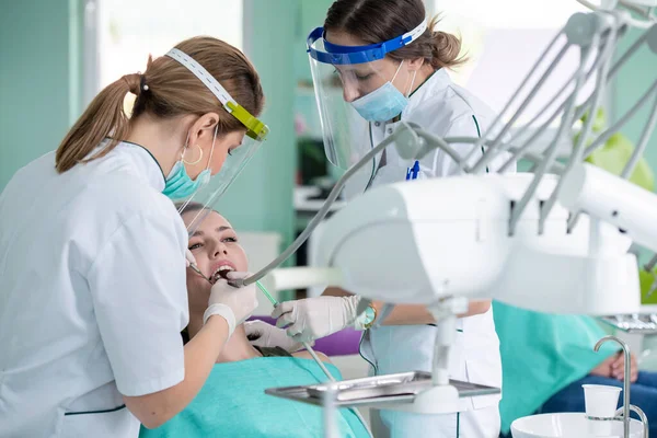 Kadın Dişçiler Dişçi Muayenehanesindeki Genç Bayan Hasta — Stok fotoğraf