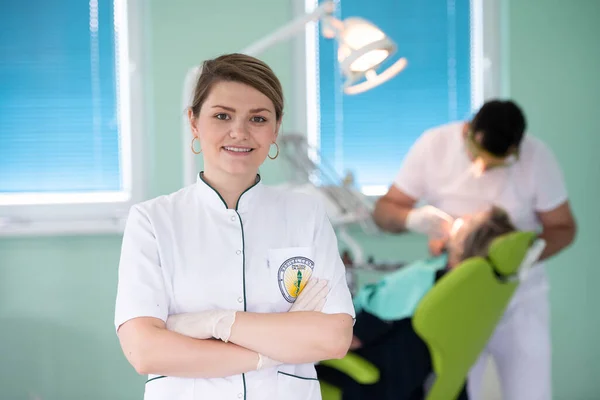 Feliz Jovem Dentista Com Braços Cruzados Sobre Fundo Consultório Médico Fotos De Bancos De Imagens Sem Royalties