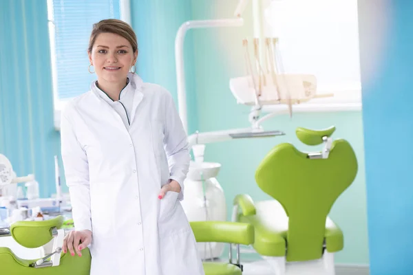 Gelukkige Jonge Vrouwelijke Tandarts Met Tools Medische Kantoor Achtergrond Tandheelkunde Stockfoto