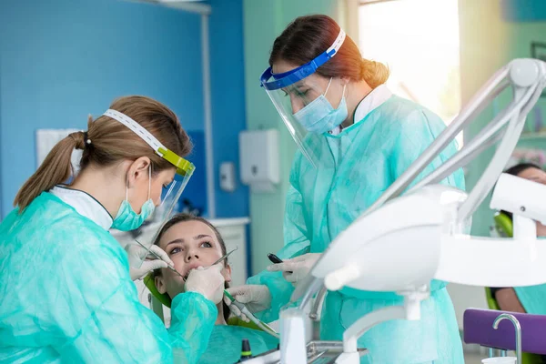 Dentistas Paciente Joven Consultorio Odontológico —  Fotos de Stock