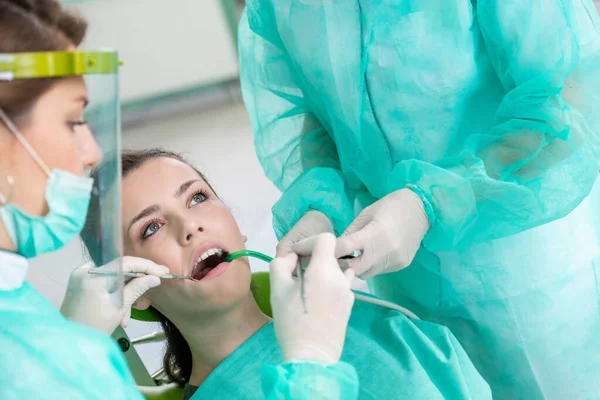 Kadın Dişçiler Dişçi Muayenehanesindeki Genç Bayan Hasta — Stok fotoğraf