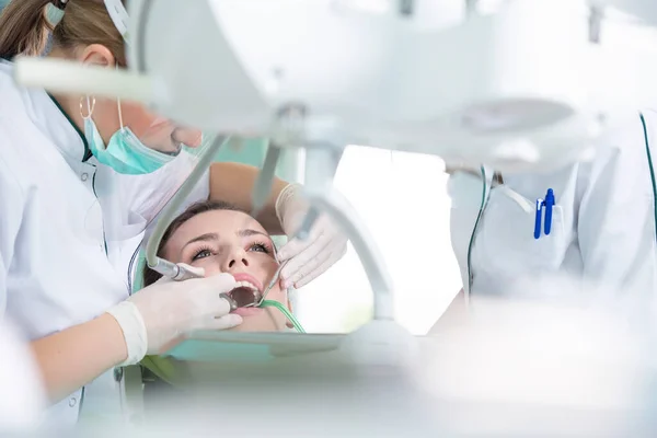 Odontóloga Paciente Joven Consulta Odontológica —  Fotos de Stock