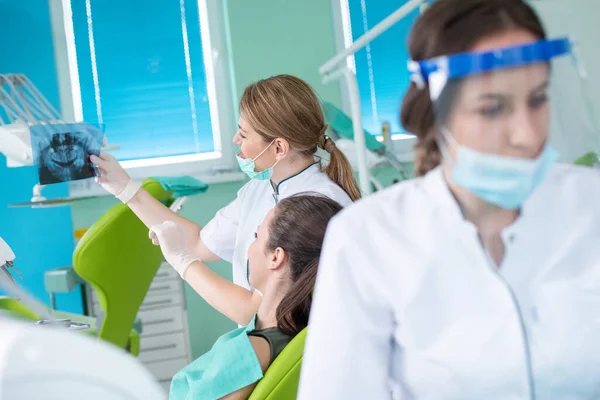 Dentistas Paciente Joven Consultorio Odontológico —  Fotos de Stock