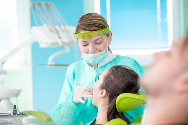 Kadın Dişçi Dişçi Muayenehanesindeki Genç Bayan Hasta — Stok fotoğraf
