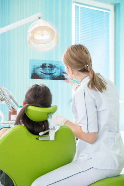 歯医者室の女性歯科医と若い女性患者 — ストック写真