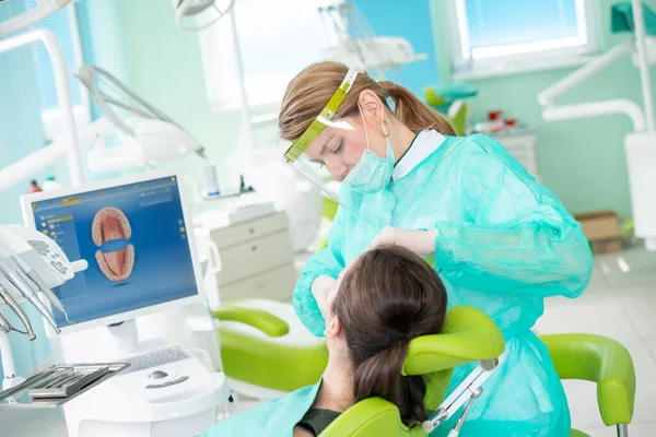 Kadın Dişçi Dişçi Muayenehanesindeki Genç Bayan Hasta — Stok fotoğraf