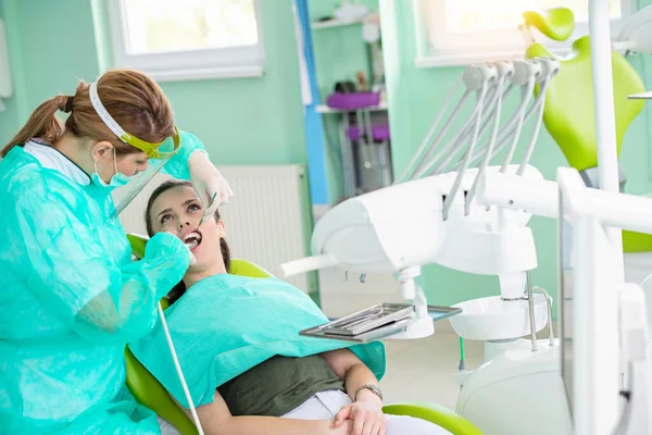 Odontóloga Paciente Joven Consulta Odontológica —  Fotos de Stock