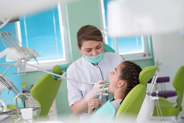 Dentista Paciente Joven Consultorio Del Dentista —  Fotos de Stock