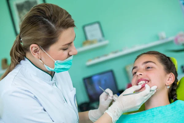 Kadın Dişçi Dişçi Muayenehanesindeki Genç Kız Telifsiz Stok Fotoğraflar