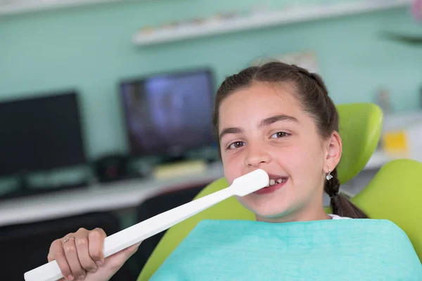 Higiene Dental Feliz Niña Cepillándose Los Dientes —  Fotos de Stock