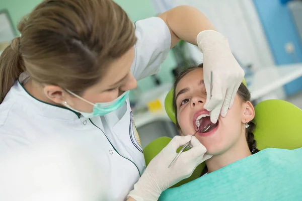 Kadın Dişçi Dişçi Muayenehanesindeki Genç Kız — Stok fotoğraf
