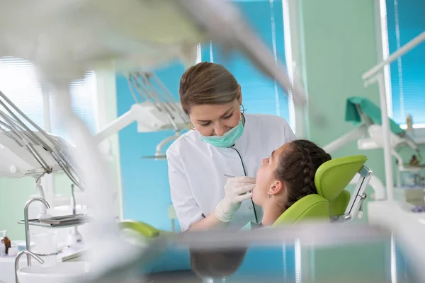 Dentista Paciente Joven Consultorio Del Dentista —  Fotos de Stock