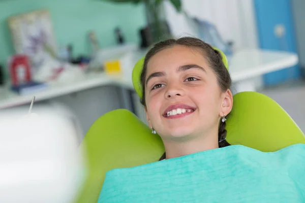 Higiene Dental Feliz Niña Cepillándose Los Dientes —  Fotos de Stock