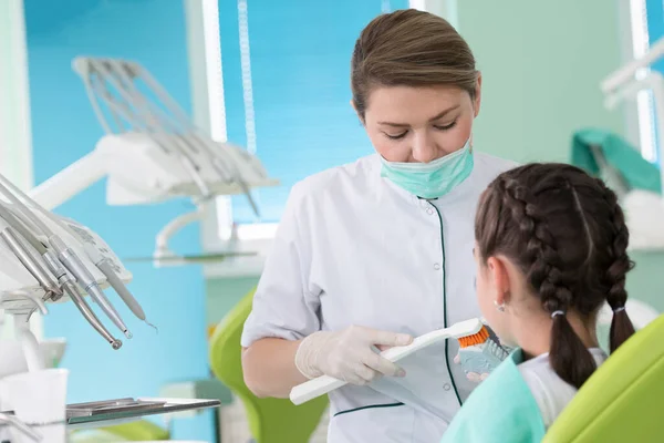 Kadın Dişçi Dişçi Muayenehanesindeki Genç Kız - Stok İmaj