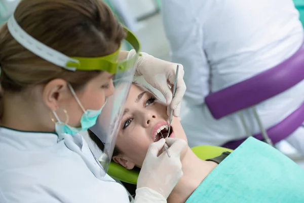 Kadın Dişçi Dişçi Muayenehanesindeki Genç Bayan Hasta Stok Fotoğraf