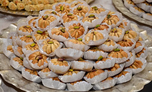 Hidangan Penutup Maroko Nampan Dengan Berbagai Macam Kelapa Dan Coklat — Stok Foto