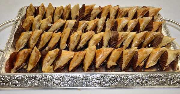 様々なココナッツとチョコレートトリュフとムフレタ 伝統的なモロッコのパンケーキタイプの食べ物を持つプレートとモロッコのデザートトレイは 中東のパーティーやユダヤ文化で頻繁に表示されます — ストック写真