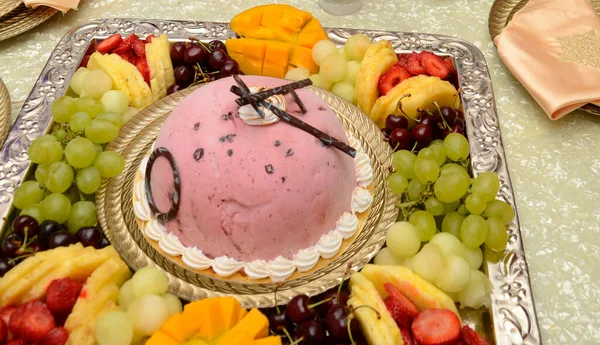 巧克力冰淇淋蛋糕 装饰有水果 Kiwi菠萝 — 图库照片