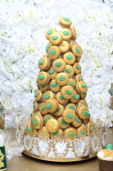 エキゾチックなモロッコのお菓子が結婚式で出されました モロッコの服の形で — ストック写真