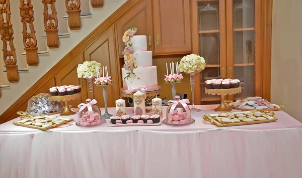 パーティーのためのデザートテーブル 夜の結婚式パーティーでのビューティインフルエンザのウェディングケーキ — ストック写真