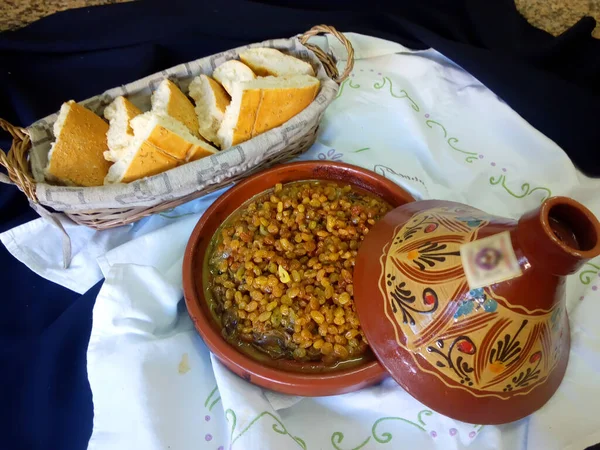 Марокканское Блюдо Курицей Лимоном Оливками Марокканский Хлеб Изолированы — стоковое фото