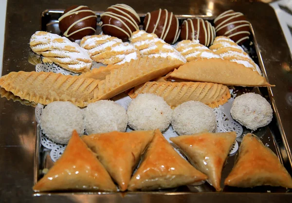 Plato Con Galletas Caseras Festivas Marroquíes Aisladas —  Fotos de Stock