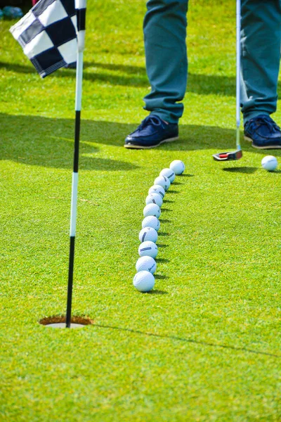Golf Oynayan Topu Yakın Bir Yere Koyan Kişi — Stok fotoğraf