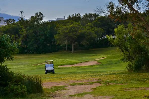 Golfvagn Golfbana Grönt Fält Och Molnig Blå Himmel Vårlandskap Med — Stockfoto