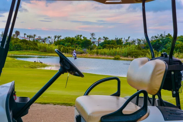 Carro Golf Campo Golf Campo Verde Cielo Azul Nublado Paisaje — Foto de Stock