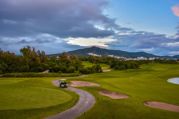 Carro Golf Campo Golf Campo Verde Cielo Azul Nublado Paisaje — Foto de Stock