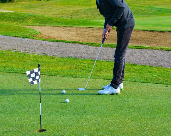 Homem Jogar Golf Man Jogar Golfe Belo Campo Golfe Verde — Fotografia de Stock