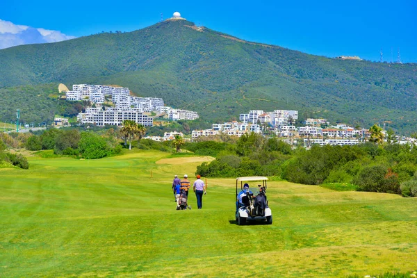 Golfový Vozík Golfovém Hřišti Zelené Pole Zamračené Modré Nebe Jarní — Stock fotografie