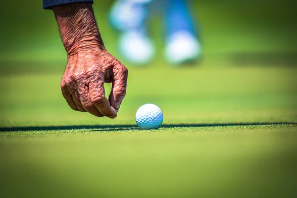 Golfboll Tee Med Grön Gräs Bakgrund Golfboll Hängande Solnedgången — Stockfoto