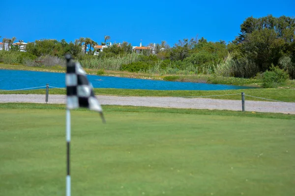 緑と旗棒を置くゴルフコース ゴルフコース緑 穴と旗 — ストック写真