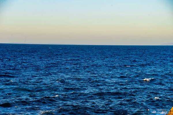 Ένας Τροπικός Ωκεανός Μπλε Ουρανό Γραφική Θέα Του Πολύχρωμου Ηλιοβασιλέματος — Φωτογραφία Αρχείου