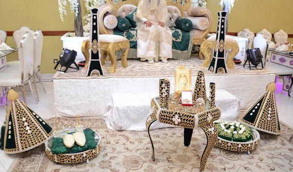 豪華な黄金の刺繍で飾られた結婚式のためのモロッコのTyafer 伝統的なギフトコンテナ モロッコのヘナ — ストック写真