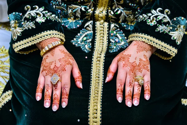 Mão Noiva Está Tatuada Com Henna Mão Dela Está Cheia — Fotografia de Stock