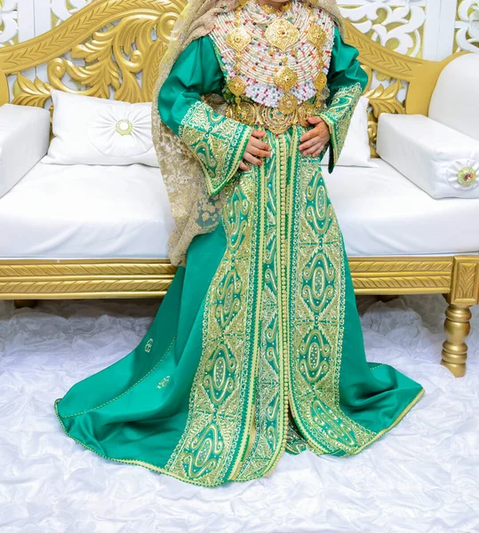 Une Fille Marocaine Nord Marocain Porte Des Vêtements Traditionnels Caftan — Photo