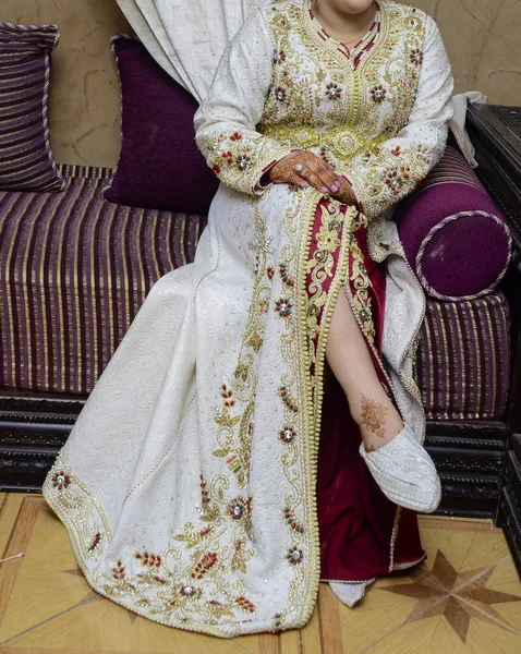 摩洛哥新娘穿着摩洛哥咖啡店的衣服坐在椅子上 — 图库照片